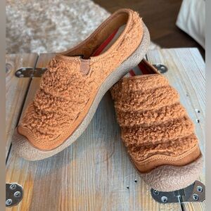 Keen SIZE 7 Burnt Orange Comfort Slide With Wooly Fleece Texture & Traction Sole
